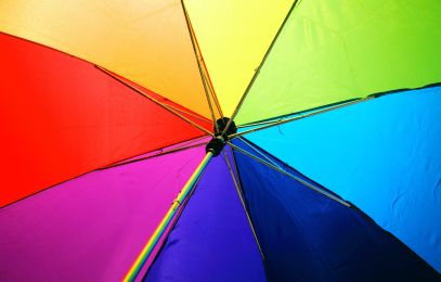 Blick in einen geöffneten Regenschirm, bunter Regenschirm in Regenbogenfarben